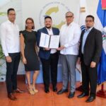 Ángel David Taveras Difo, director ejecutivo del ODAC, entrega certificado de acreditación a ADME Calibration.