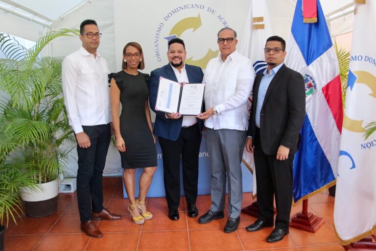 Ángel David Taveras Difo, director ejecutivo del ODAC, entrega certificado de acreditación a ADME Calibration.